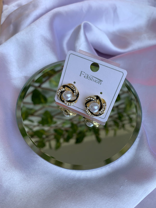 Kiva pearl studs