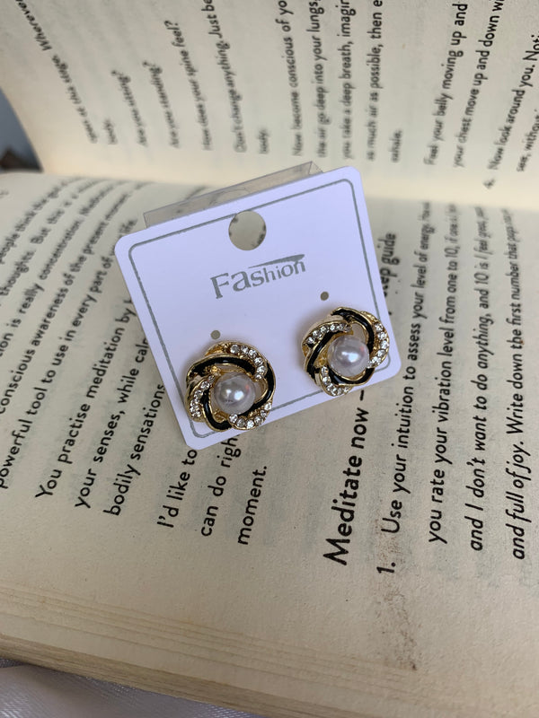 Kiva pearl studs