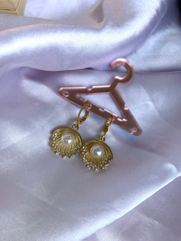 Golden sea shell pearlearring