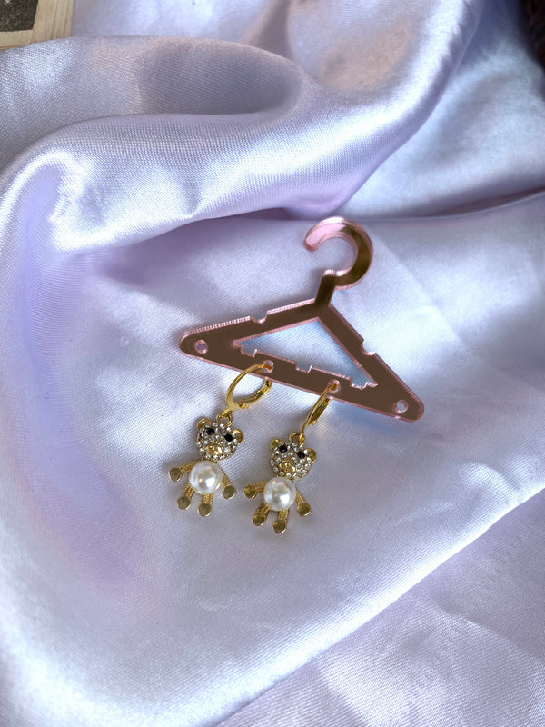 Studded golden teddy pearl earring