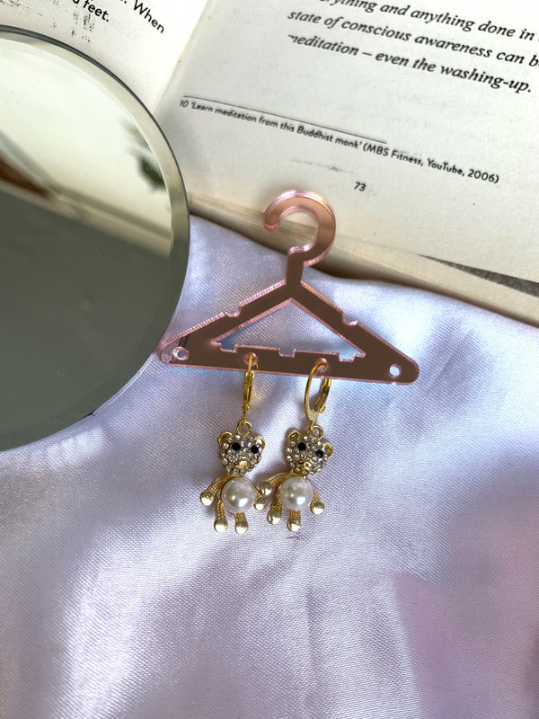Studded golden teddy pearl earring