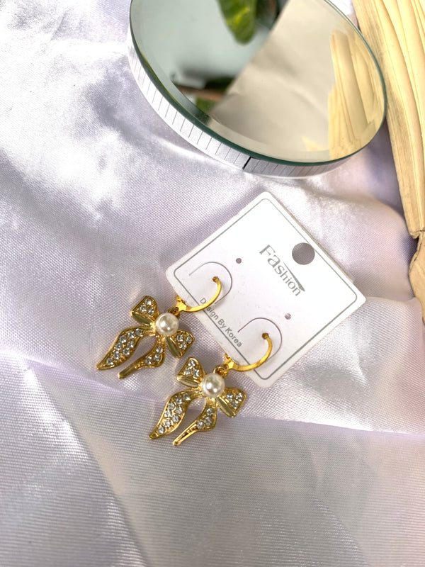 Studded bow pearl earring