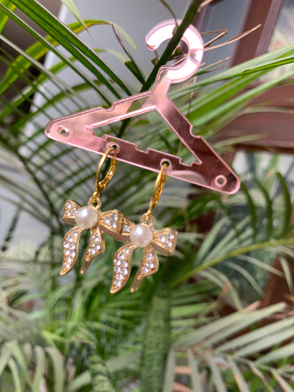 Studded bow pearl earring