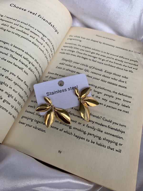 Statement hazel flower studs