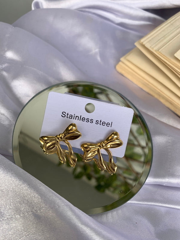 Classic timeless bow studs