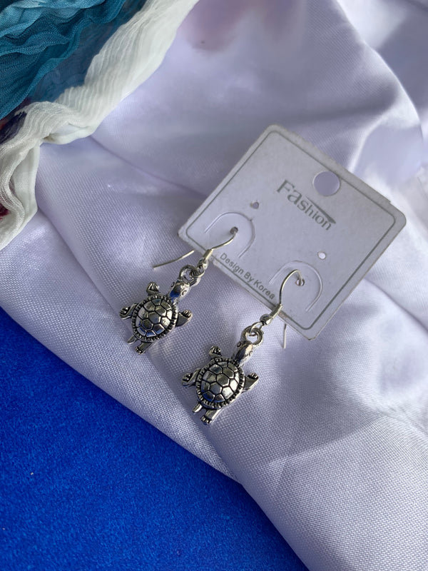 Turtel drop earring