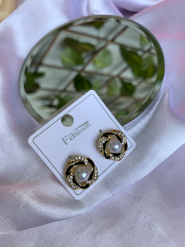 Kiva pearl studs
