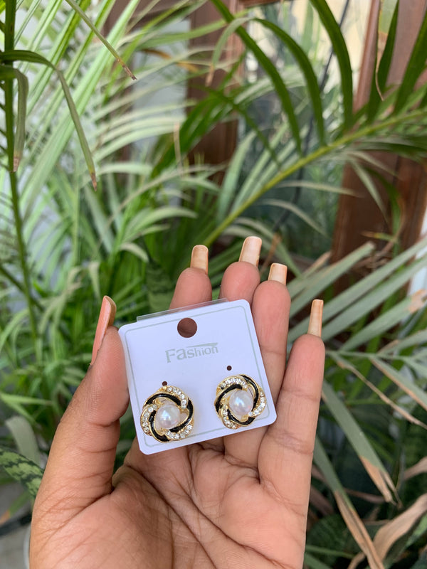 Kiva pearl studs