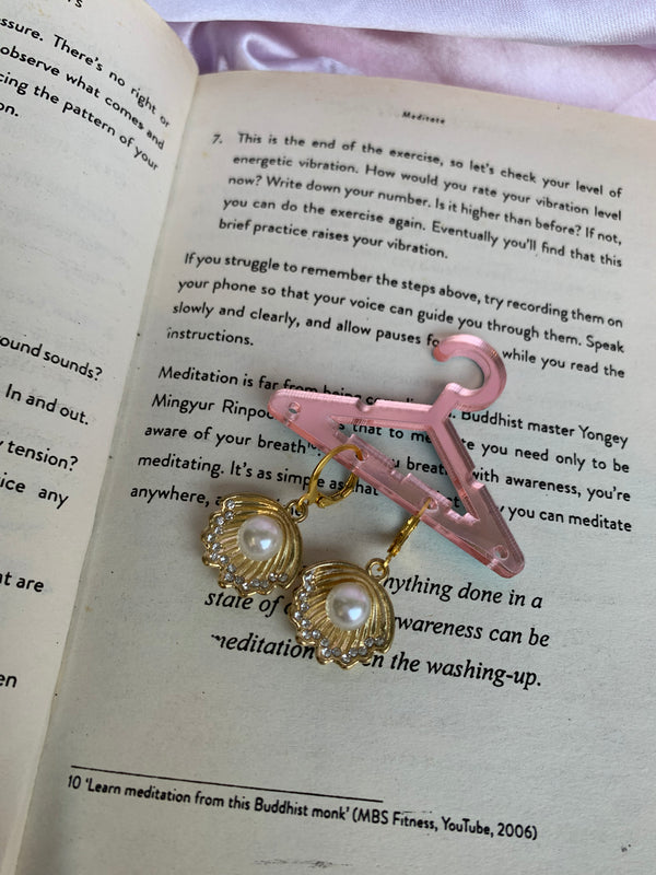 Golden sea shell pearlearring