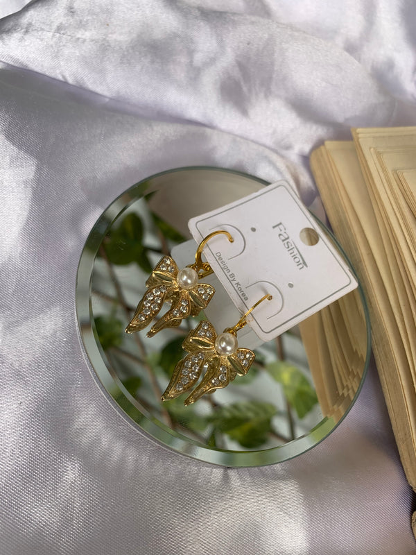 Studded bow pearl earring