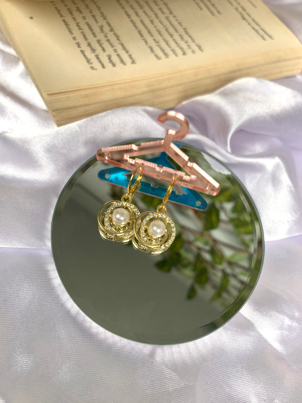 Kia studded pearl earring