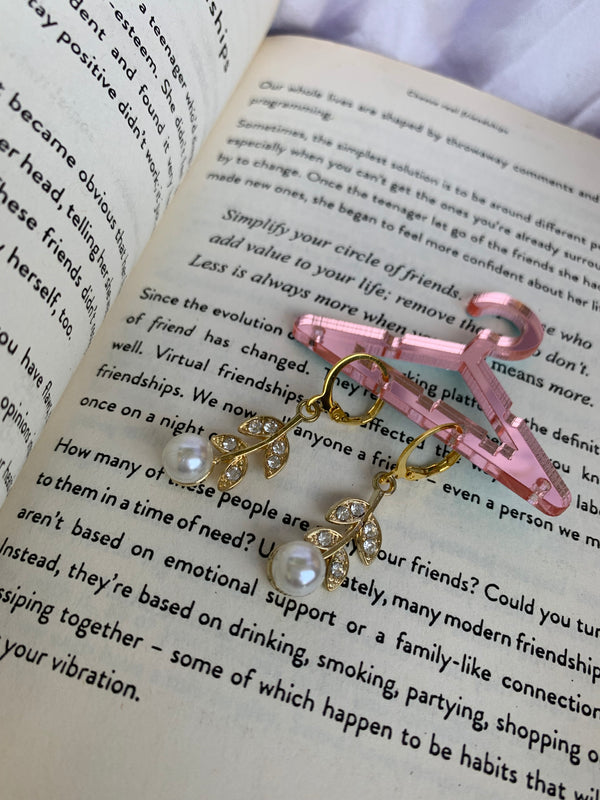 Pearl drop leaf statement earring