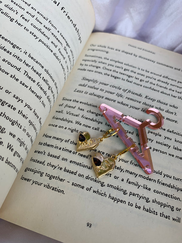 Statenment golden textured heart earring